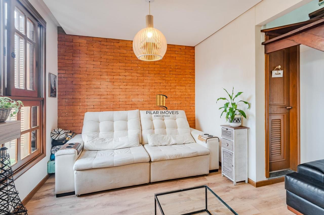 Casa em condomínio 3 dormitórios e sótão bairro Cristal