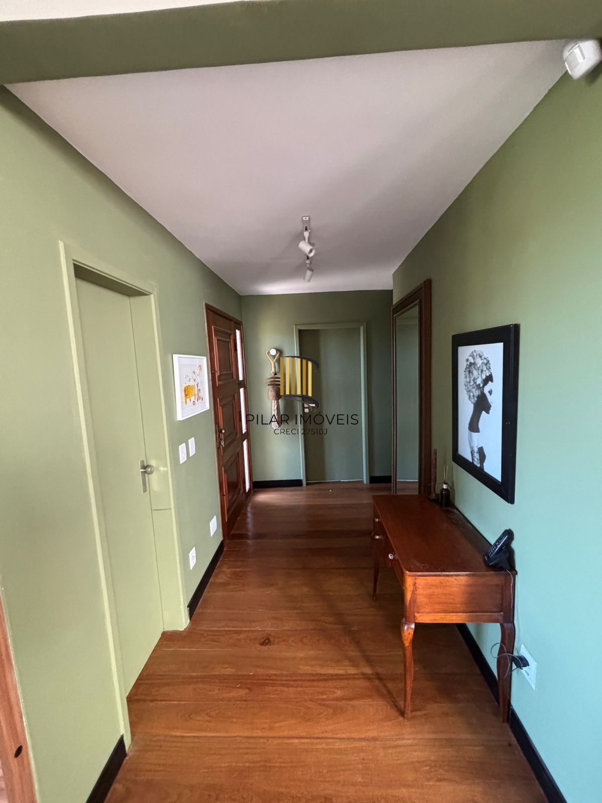 Casa 4 dormitórios, 1 suíte, 03 vagas, Bairro Três Figueiras, Porto Alegre.