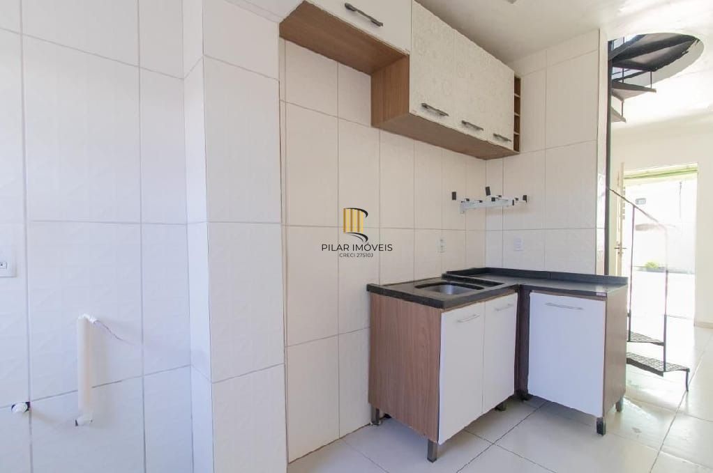 Aconchegante sobrado com 1 dormitório, suíte, vaga, no bairro São José em Porto Alegre/RS.