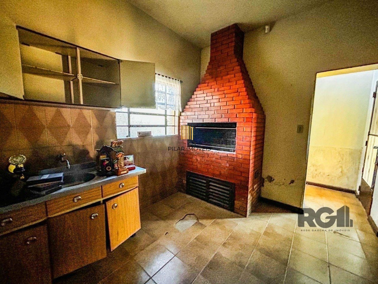 Casa com 2 salas comerciais, 3 quartos, vaga de garagem churrasqueira, suíte, no bairro Cavalhada, Porto Alegre/RS