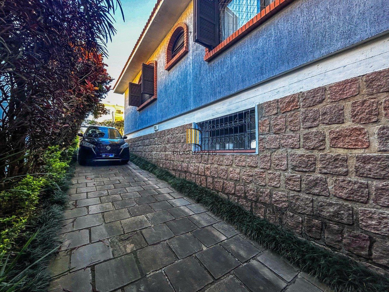 Casa 3 dormitórios, suíte, lareira, churrasqueira,, pátio, vaga garagem com 309 m² privativos.