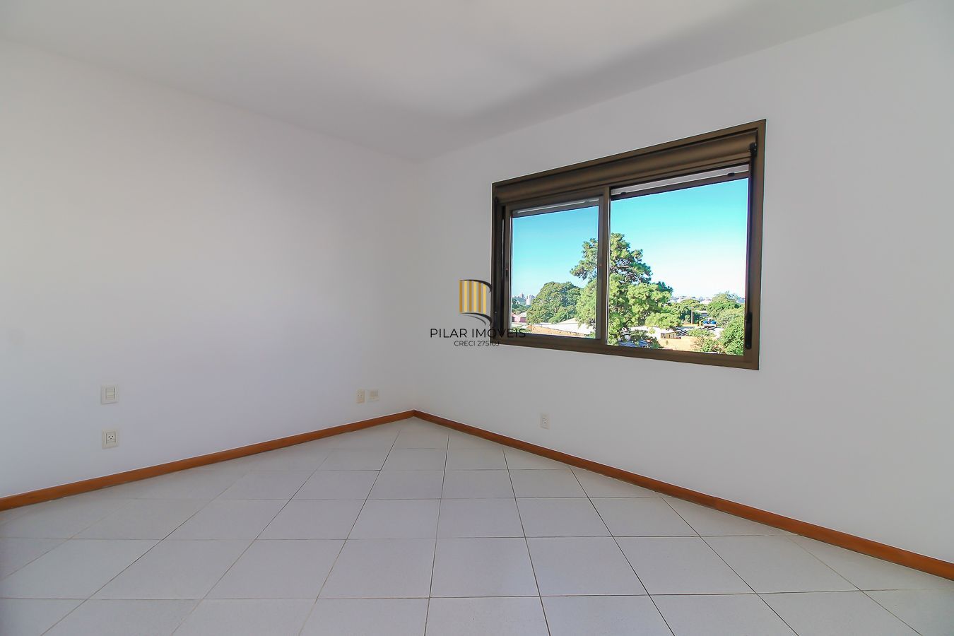 Apartamento à venda na Aparício Borges – 2 dormitórios, iluminado e com ótimo custo-benefício!  Excelente oportunidade para quem busca praticidade e conforto! Apartamento com 2 dormitórios, bem iluminado, arejado e com ótimo aproveitamento de espaço. Localizado em andar alto (prédio sem elevador), ideal para quem valoriza privacidade e tranquilidade