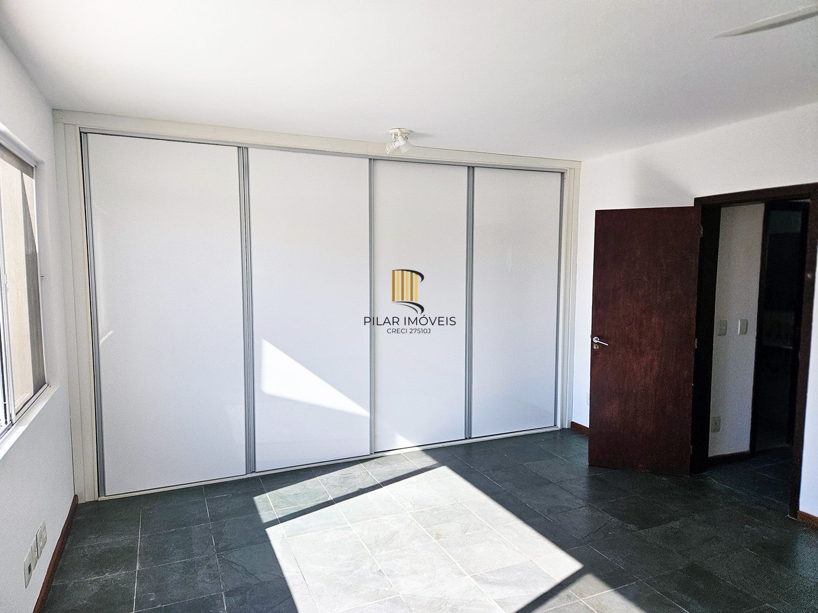 Casa com 4 quartos (02 suítes), 02 vagas cobertas no Bairro Ipanema