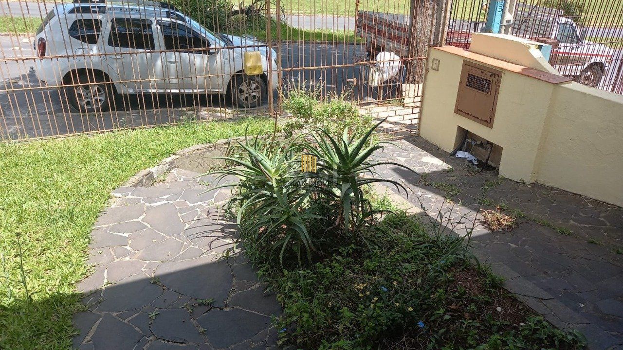 Casa  com 03 dormitórios e 01 suíte no Bairro Partenon Porto Alegre/RS