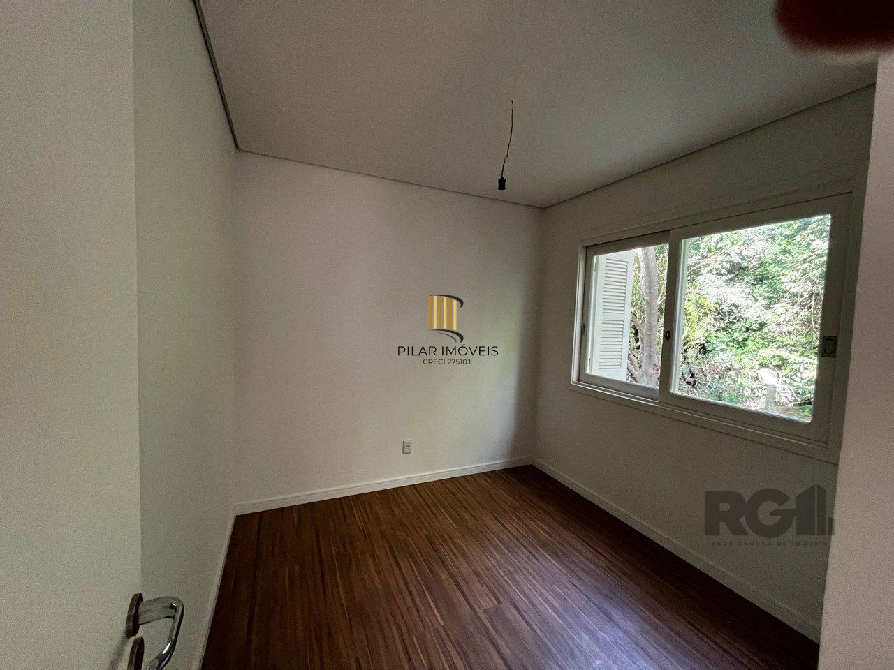 casa 3 dormitórios  1 suíte, 2 vagas, condomínio com piscina 240,22m² privativos no Bairro Vila Nova Porto Alegre/RS