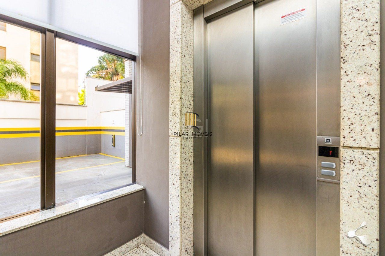 Espetacular Apto. semi mobiliado no bairro Rio Branco, Porto Alegre/RS, um por andar, 195m, andar alto, lareira, churrasqueira, 3 suites, 4 vagas