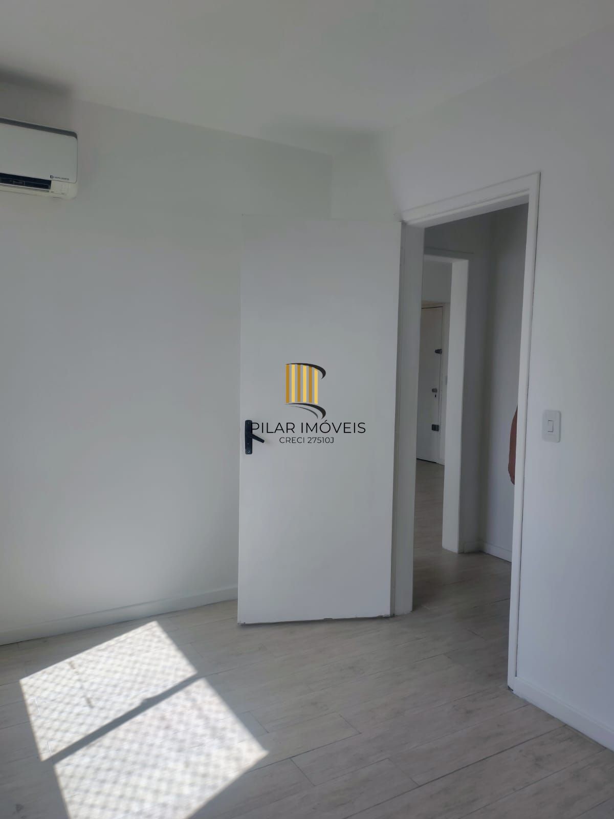 Apartamento de 2 dormitórios reformado com garagem escriturada fechada ,área privativa de 60,65