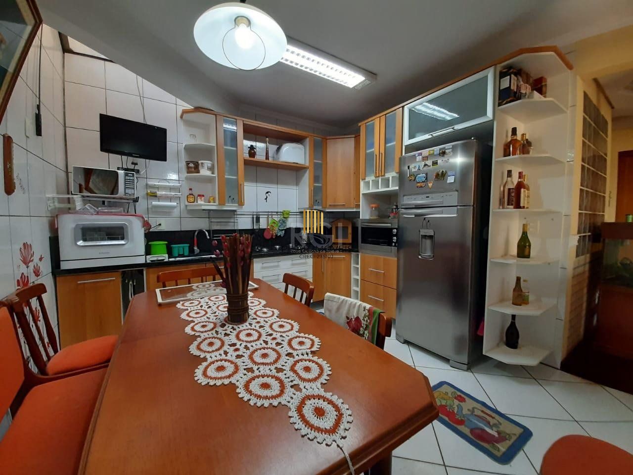 Casa para Venda - 274m², 3 dormitórios, sendo 1 suites, 3 vagas - Guarujá, Porto Alegre