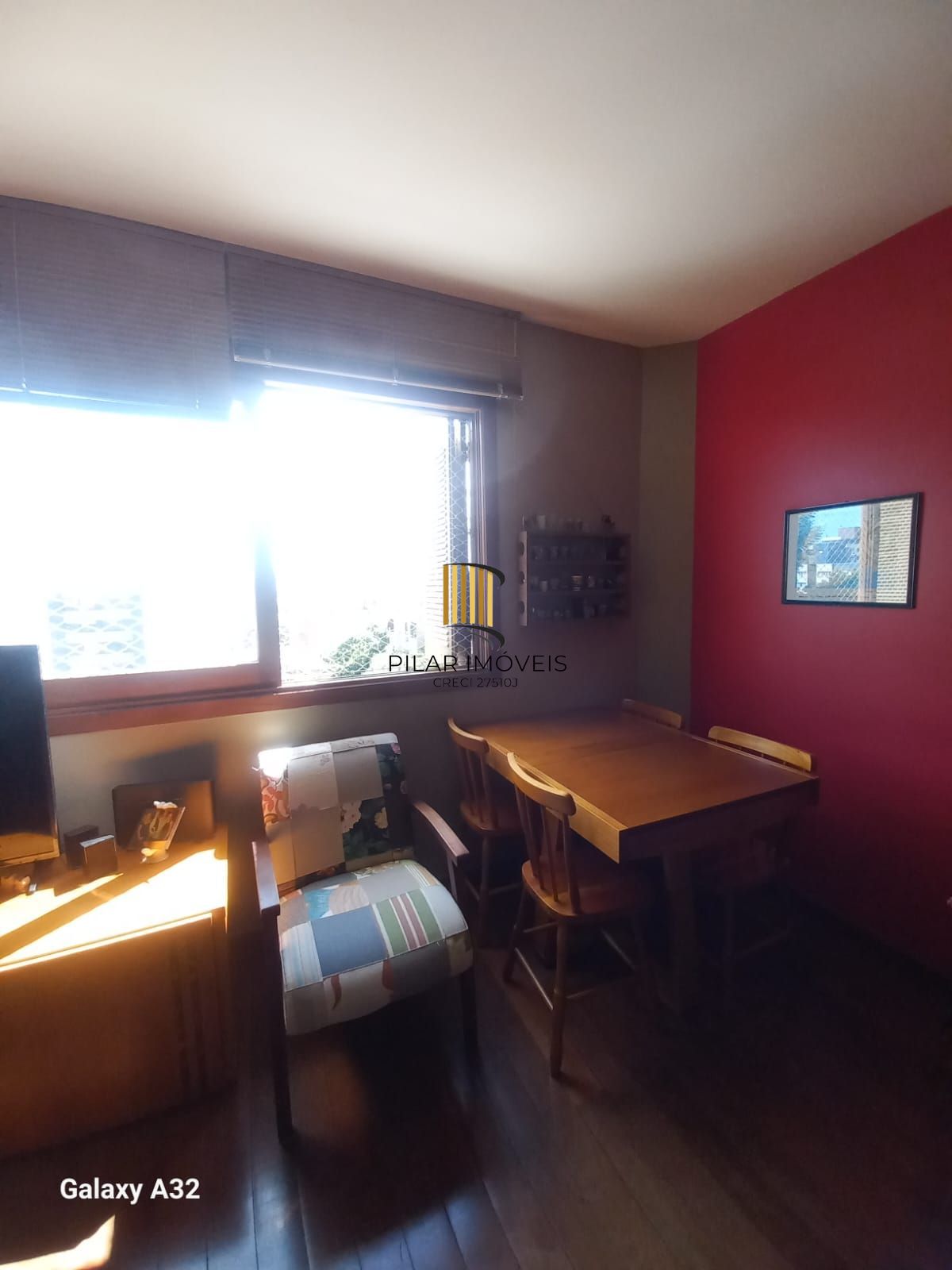 Apartamento 2 dormitórios com excelente posição solar, com lareira, churrasqueira e despensa.