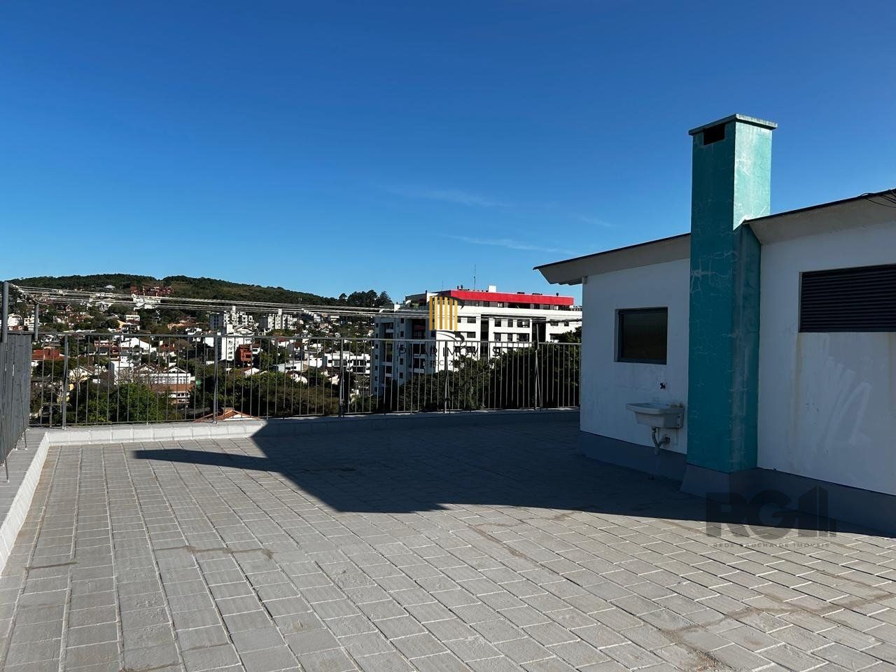 APARTAMENTO JK COM 1 QUARTO E GARAGEM COBERTA NO BAIRRO CAMAQUA PRÓXIMO À OTTO NIEMEYER