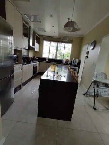 Excelente casa em Belém Novo na rua Eustáquio Inácio da Silveira próximo ao Colégio Glicério Alves. Casa grande com 3 quartos, escritório