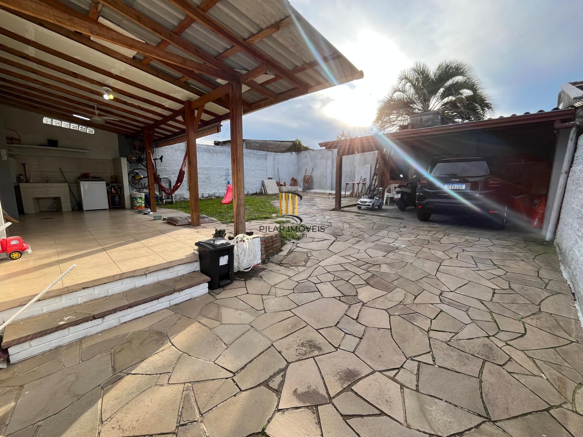 Casa térrea com 02 quartos (01 suíte), garagem coberta para 02 carros