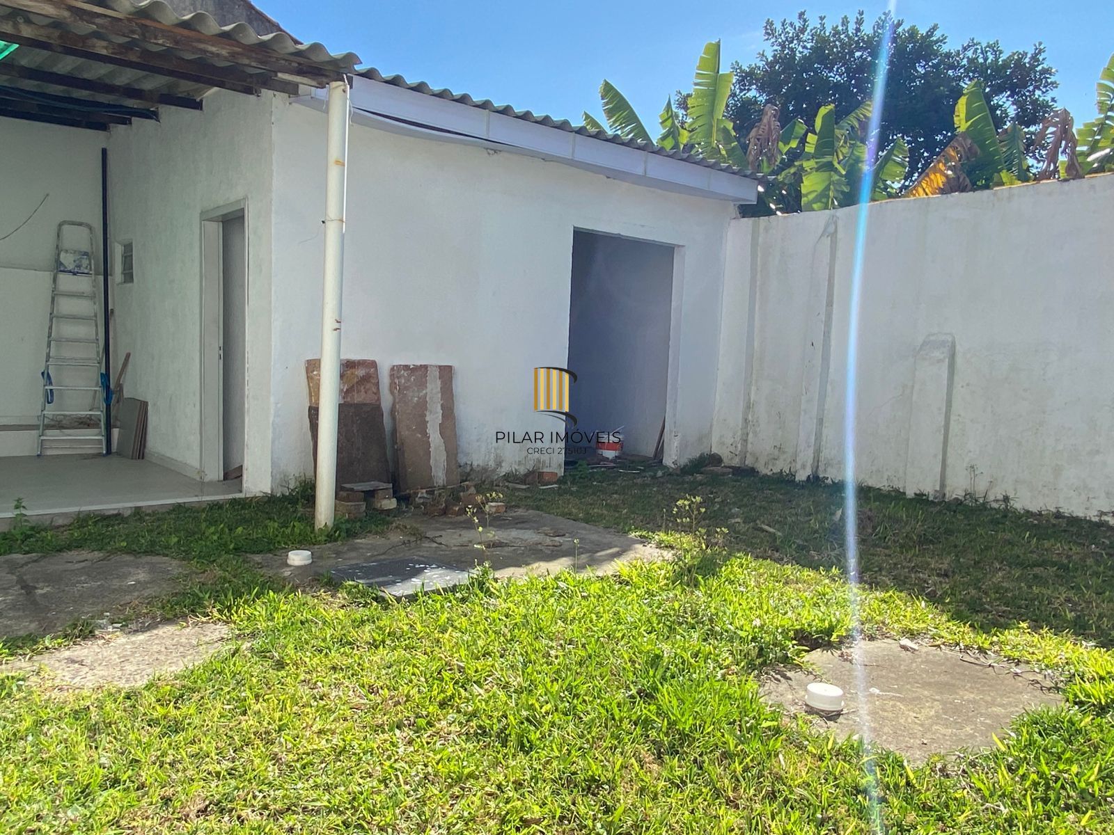 Casa de (3)três quartos, sendo uma suíte com duas vagas de garagem.