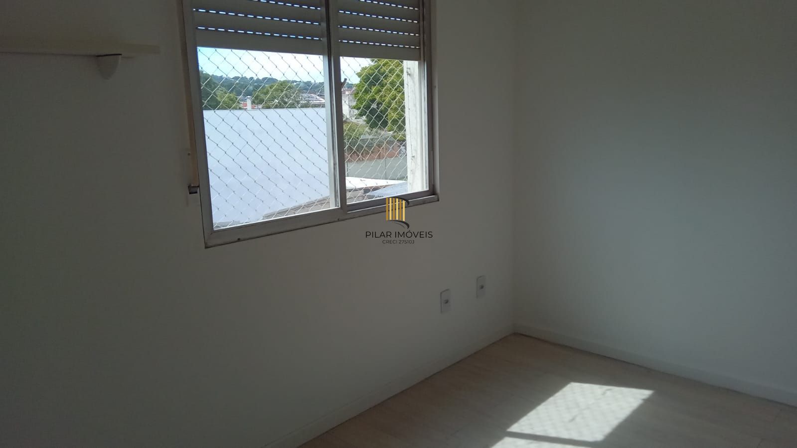 Apartamento de 2 dormitórios reformado com garagem escriturada fechada !