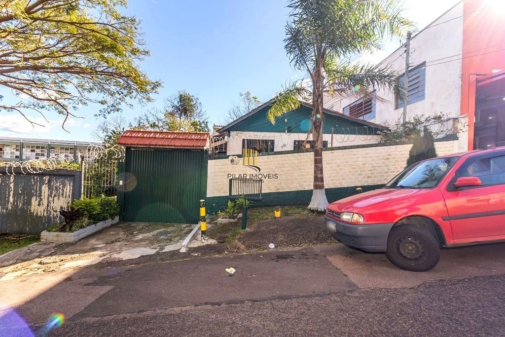 CASA 03 dormitórios, 2 suítes,  216m² privativos  com piscina no BAIRRO MEDIANEIRA