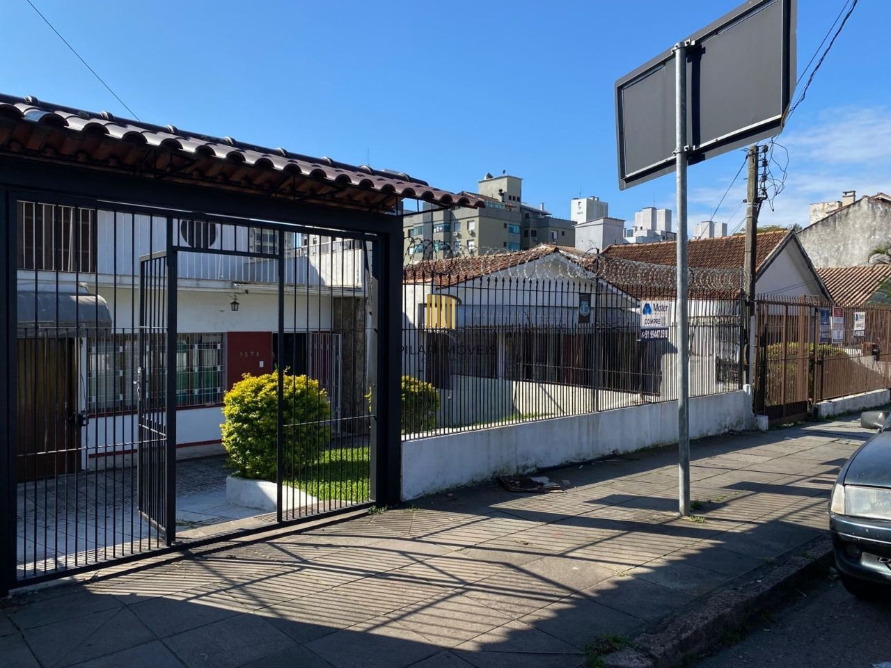 Casa de (3)três quartos, sendo uma suíte com duas vagas de garagem. - Pilar Imóveis