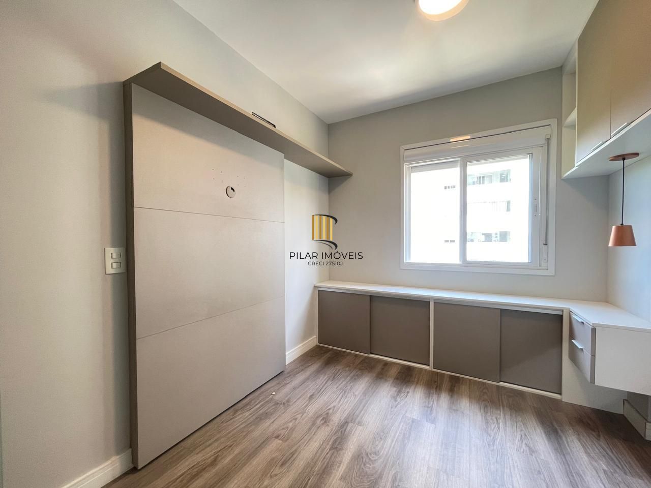 Impecável apartamento semimobiliado, 2 dormitórios, 2 banheiros e 1 vaga coberta