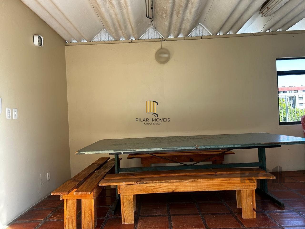 APARTAMENTO JK COM 1 QUARTO E GARAGEM COBERTA NO BAIRRO CAMAQUA PRÓXIMO À OTTO NIEMEYER