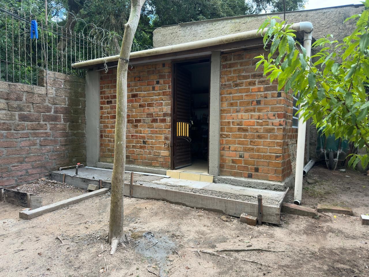 Casa de alvenaria toda reformada e mobiliada no bairro Lami