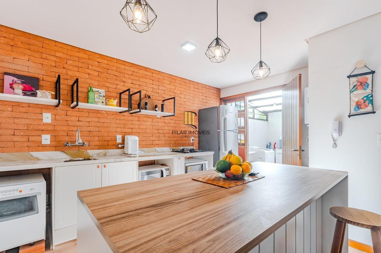 Casa em condomínio 3 dormitórios e sótão bairro Cristal