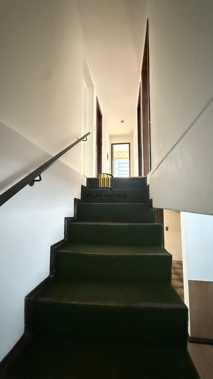 CASA 3 DORMITÓRIOS 4 BANHEIROS 4 VAGAS 1 SUÍTE, PÁTIO NO BAIRRO MEDIANEIRA PORTO ALEGRE/RS