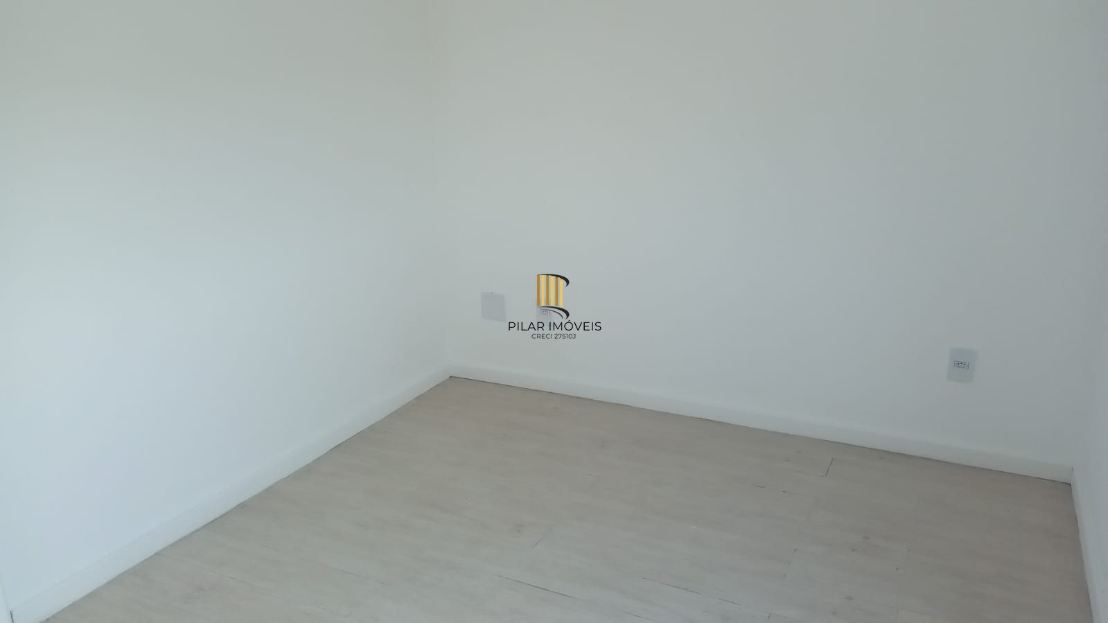 Apartamento de 2 dormitórios reformado com garagem escriturada fechada !