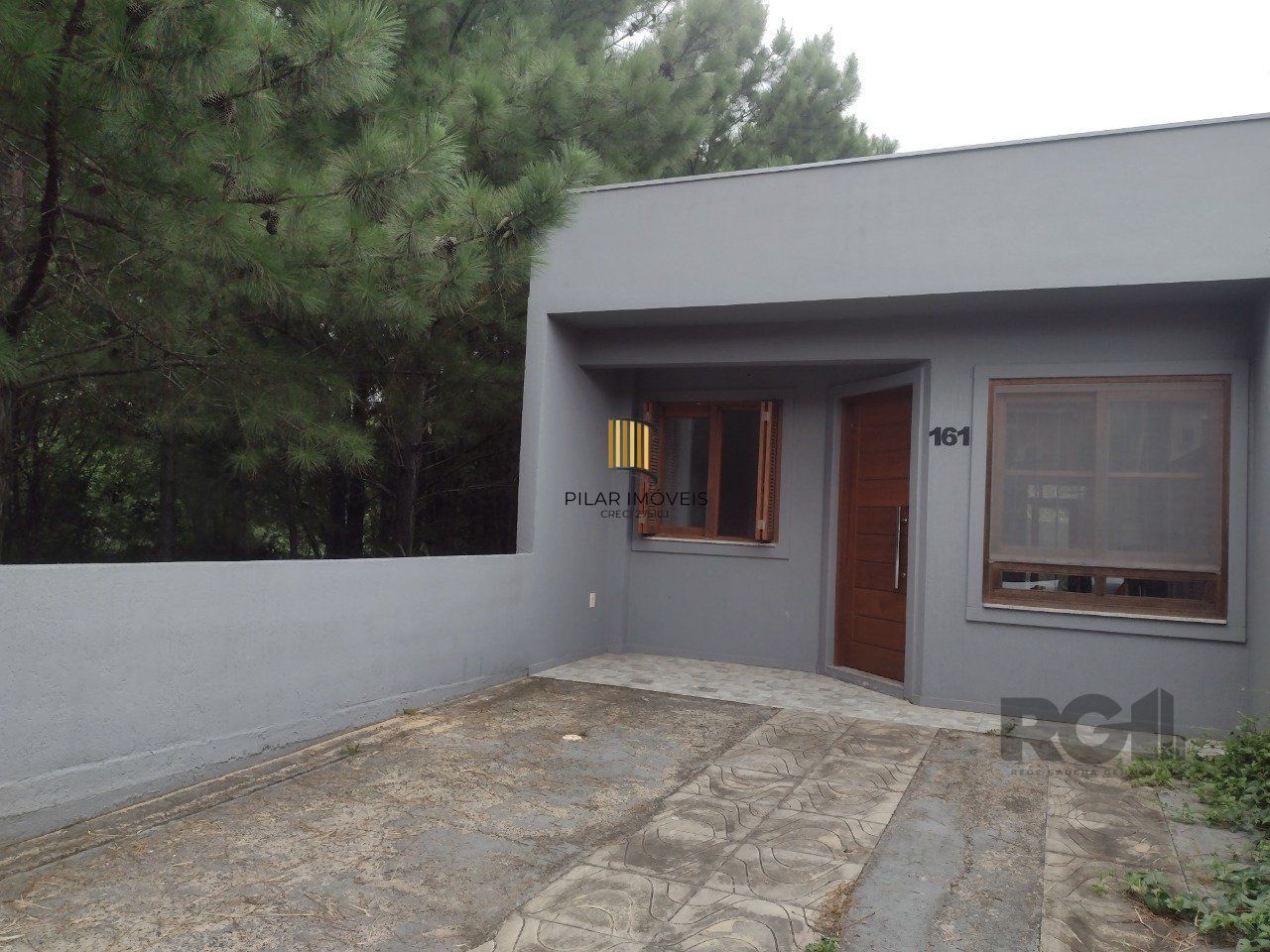 CASA TÉRREA - 2 DORMITÓRIOS, ÁREA COBERTA COM CHURRASQUEIRA , TERRAÇO - 02 VAGAS