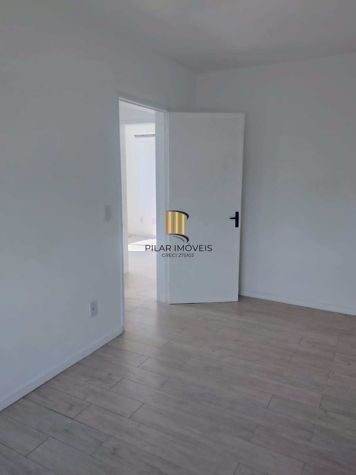 Apartamento de 2 dormitórios reformado com garagem escriturada fechada ,área privativa de 60,65