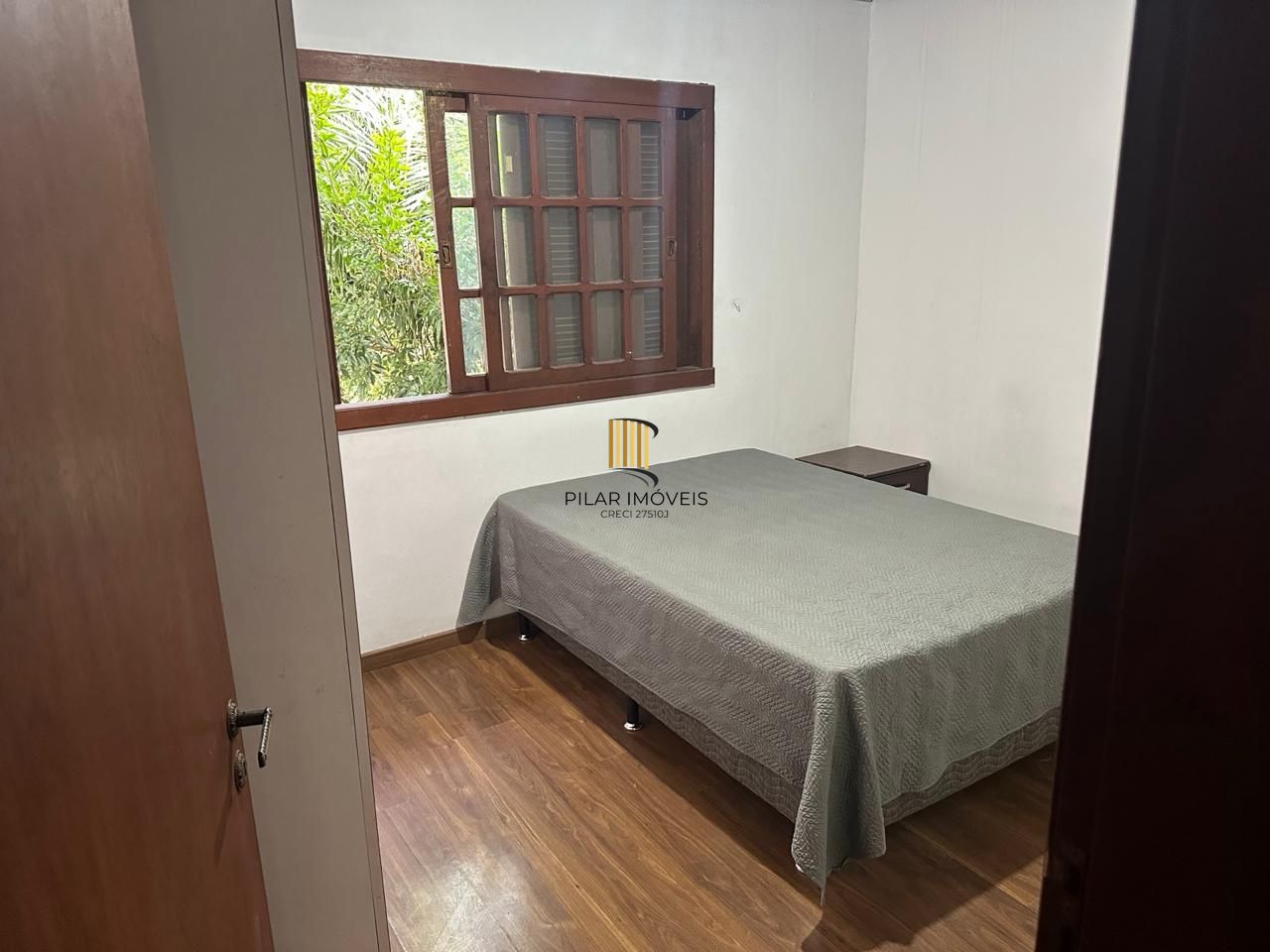 Casa com 03 quartos e 02 vagas de garagem