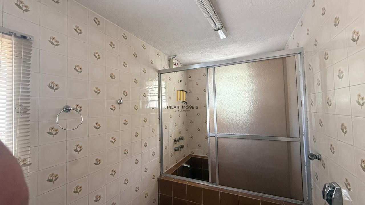 CASA 3 DORMITÓRIOS 4 BANHEIROS 4 VAGAS 1 SUÍTE, PÁTIO NO BAIRRO MEDIANEIRA PORTO ALEGRE/RS