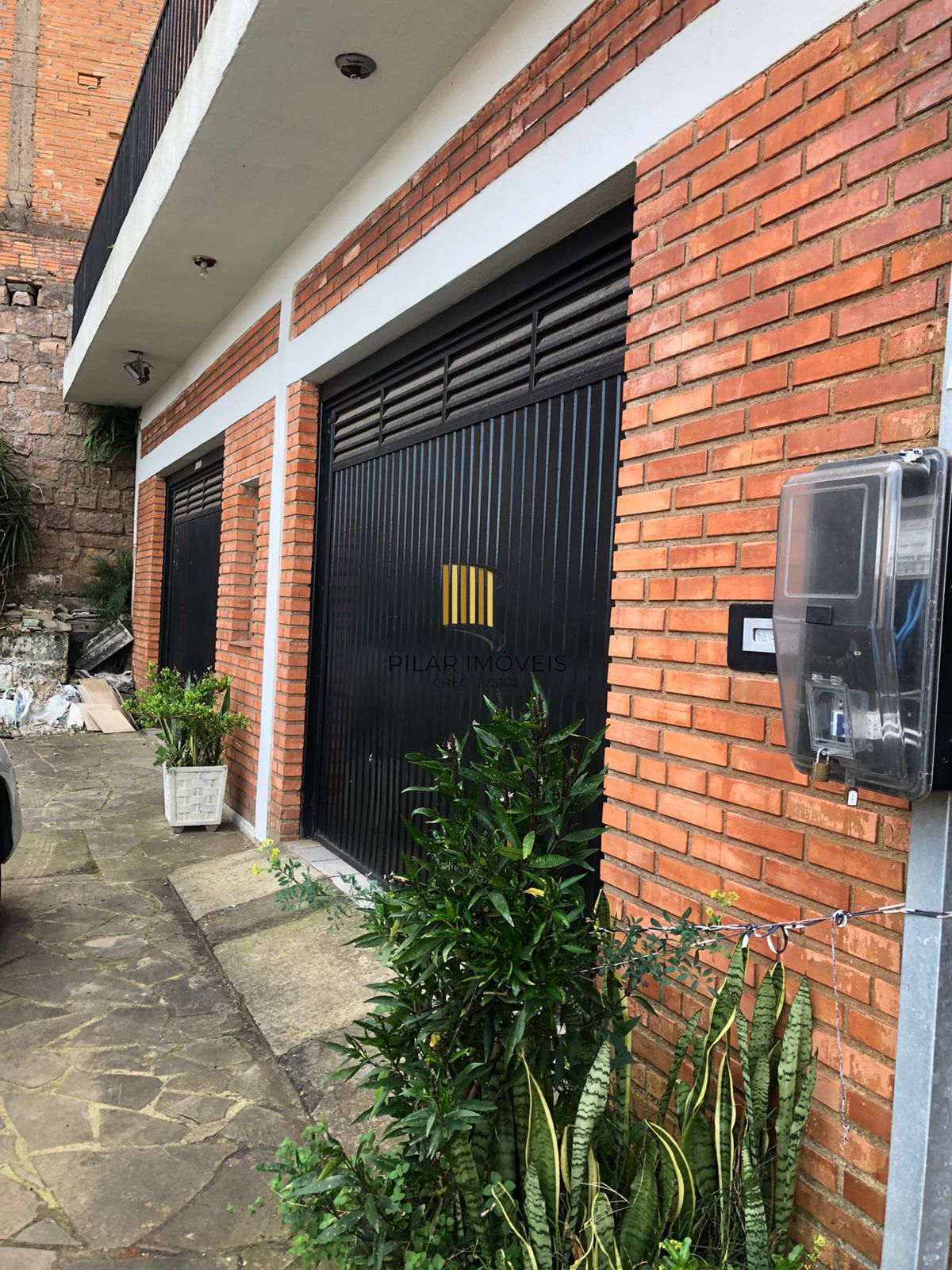 CASA 03 dormitórios, 01 suíte, terraço, pátio, garagens cobertas na VILA NOVA - ótima localização - Pilar Imóveis
