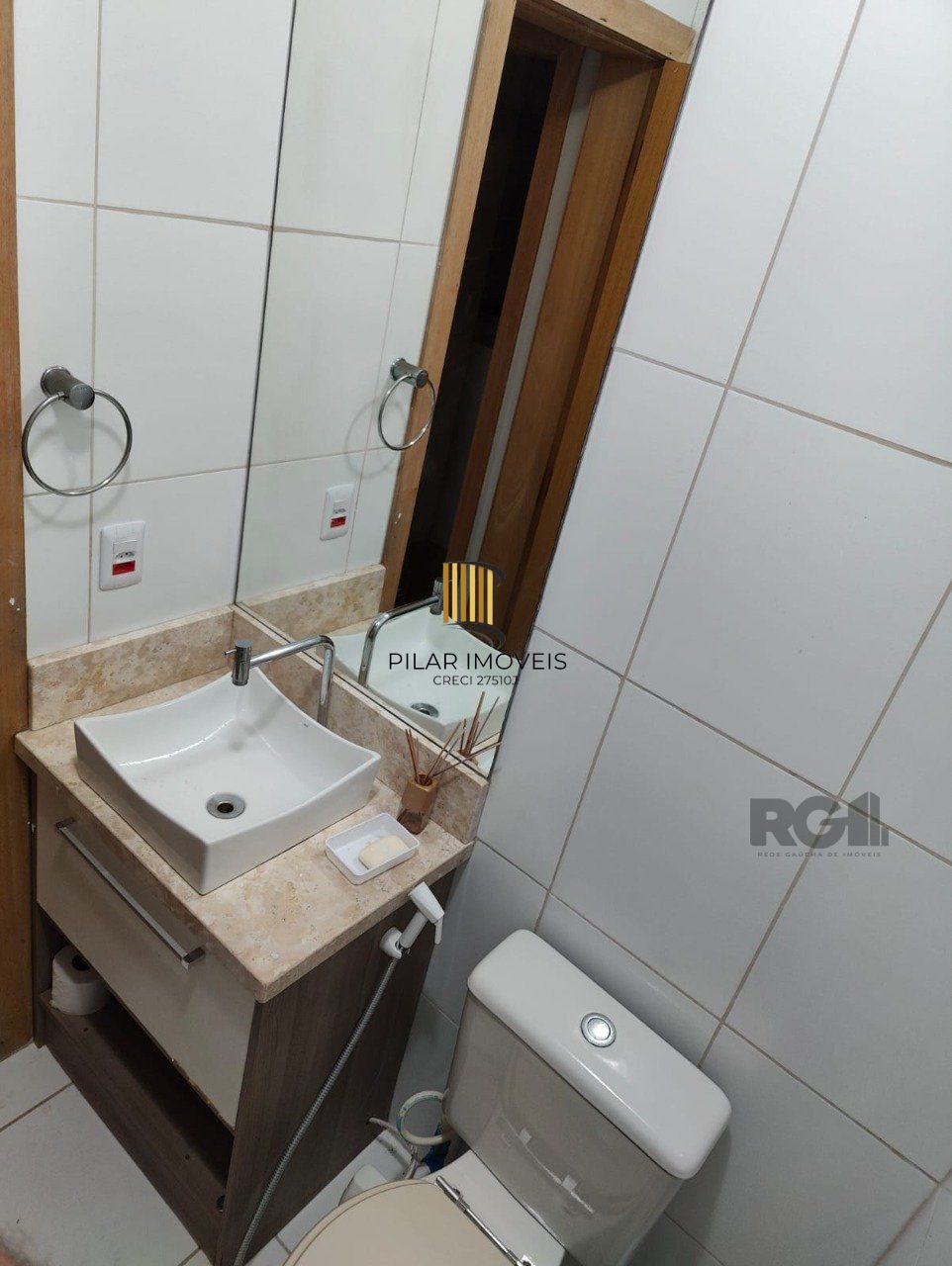 Casa com 2 dormitórios em condomínio fechado em Canoias
