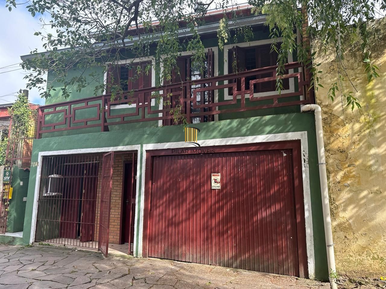 Casa com 03 quartos e 02 vagas de garagem