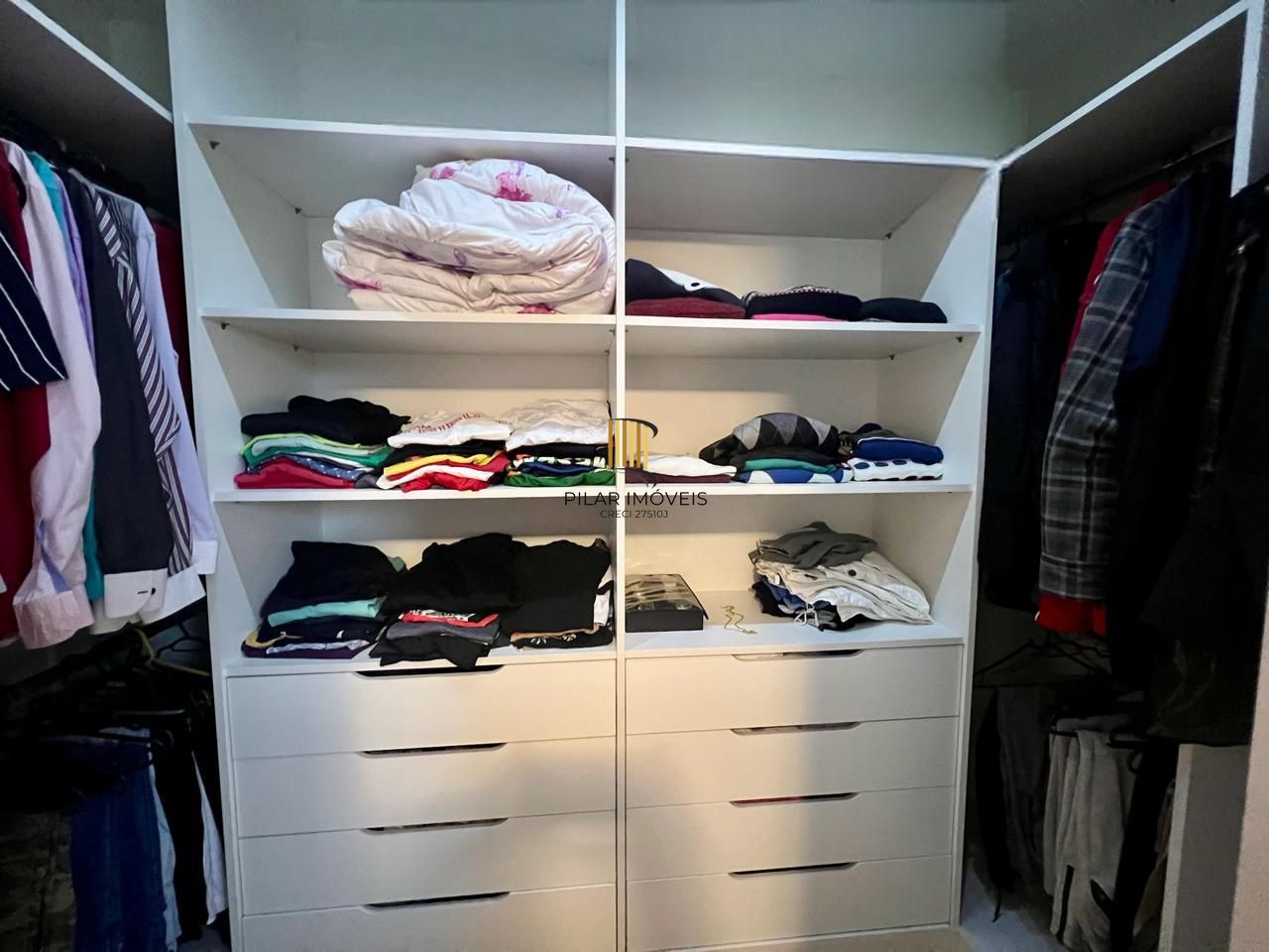 Casa em condomínio 2 dormitórios sem um com closet, vaga coberta, no bairro Cel. Aparicio Borges.