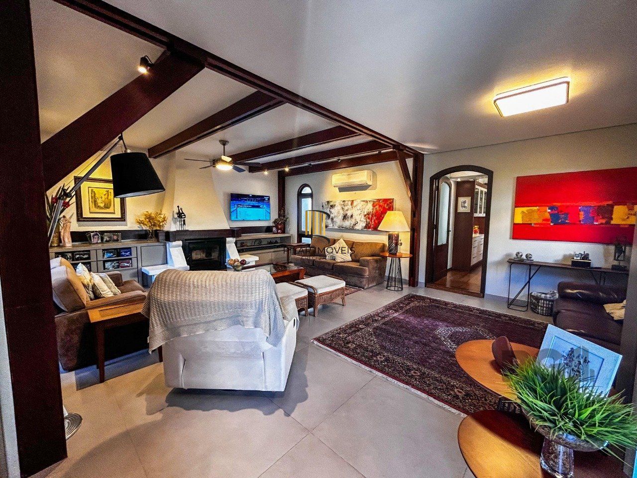 Casa 3 dormitórios, suíte, lareira, churrasqueira,, pátio, vaga garagem com 309 m² privativos.