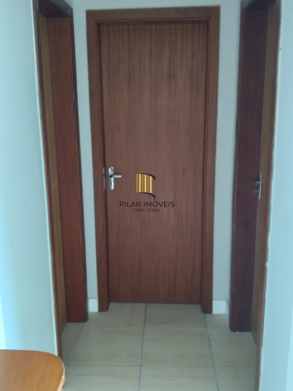 Apartamento com 02 quartos e 01 vaga escriturada e coberta, na Av. Antônio de Carvalho