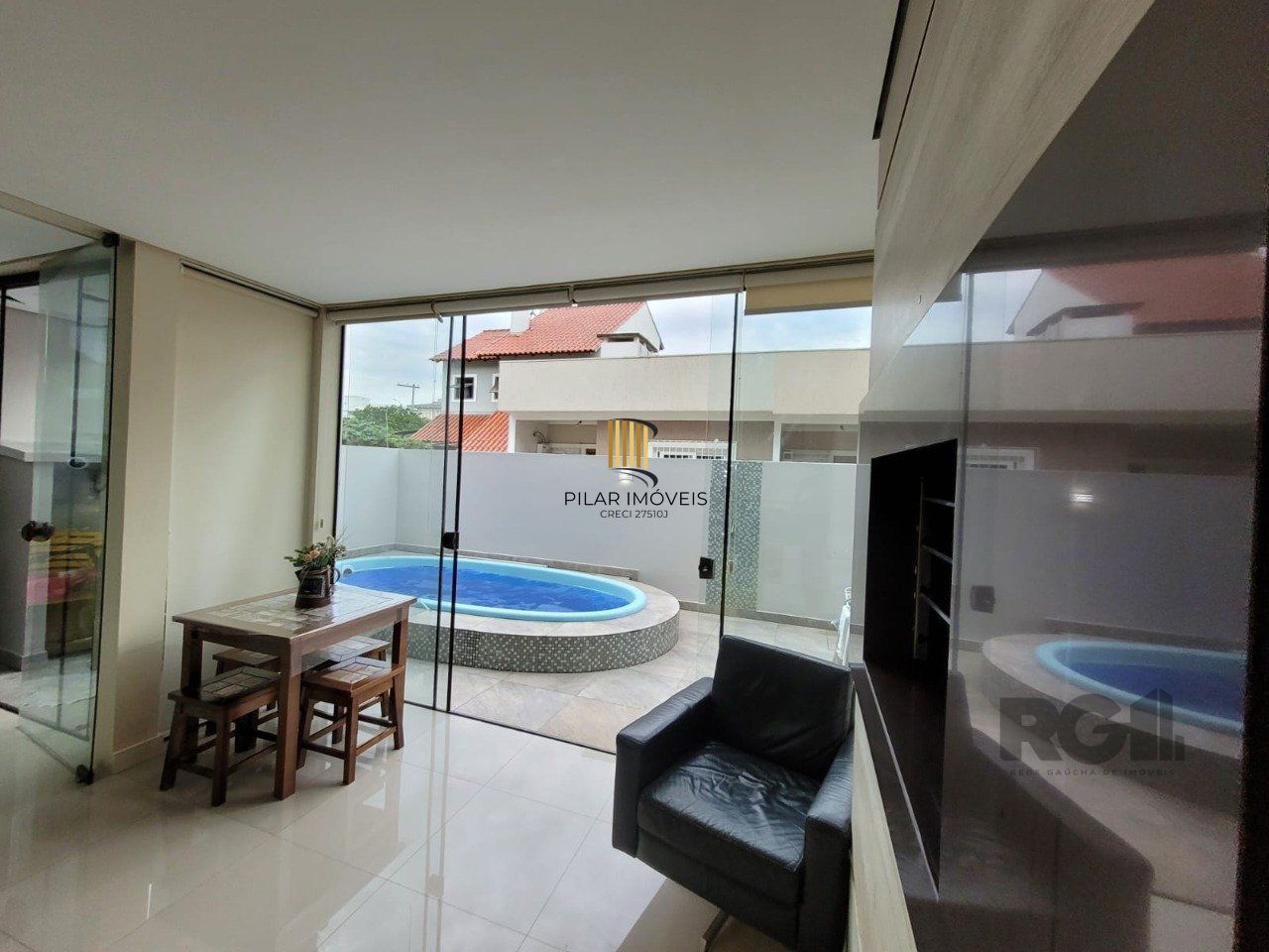 Casa com 3 quartos, 1 suíte, churrasqueira, lareira, 2 vagas de garagem, no bairro Hípica, Porto Alegre/RS - Pilar Imóveis