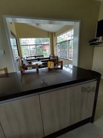 Excelente casa em Belém Novo na rua Eustáquio Inácio da Silveira próximo ao Colégio Glicério Alves. Casa grande com 3 quartos, escritório
