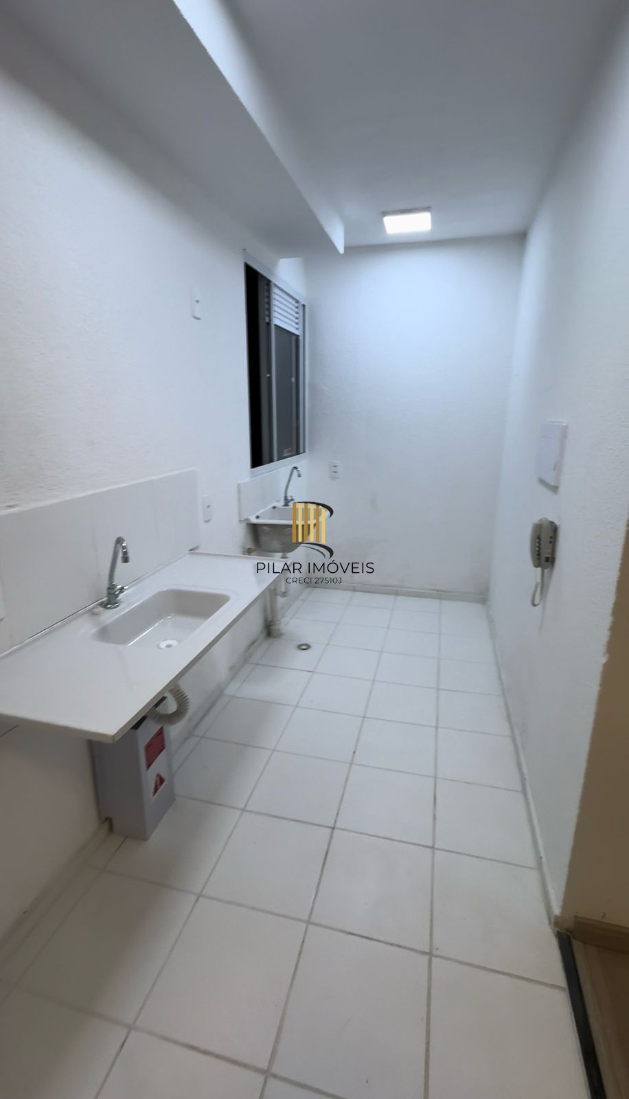 Apartamento com 02 quartos no Bairro Ipanema.
