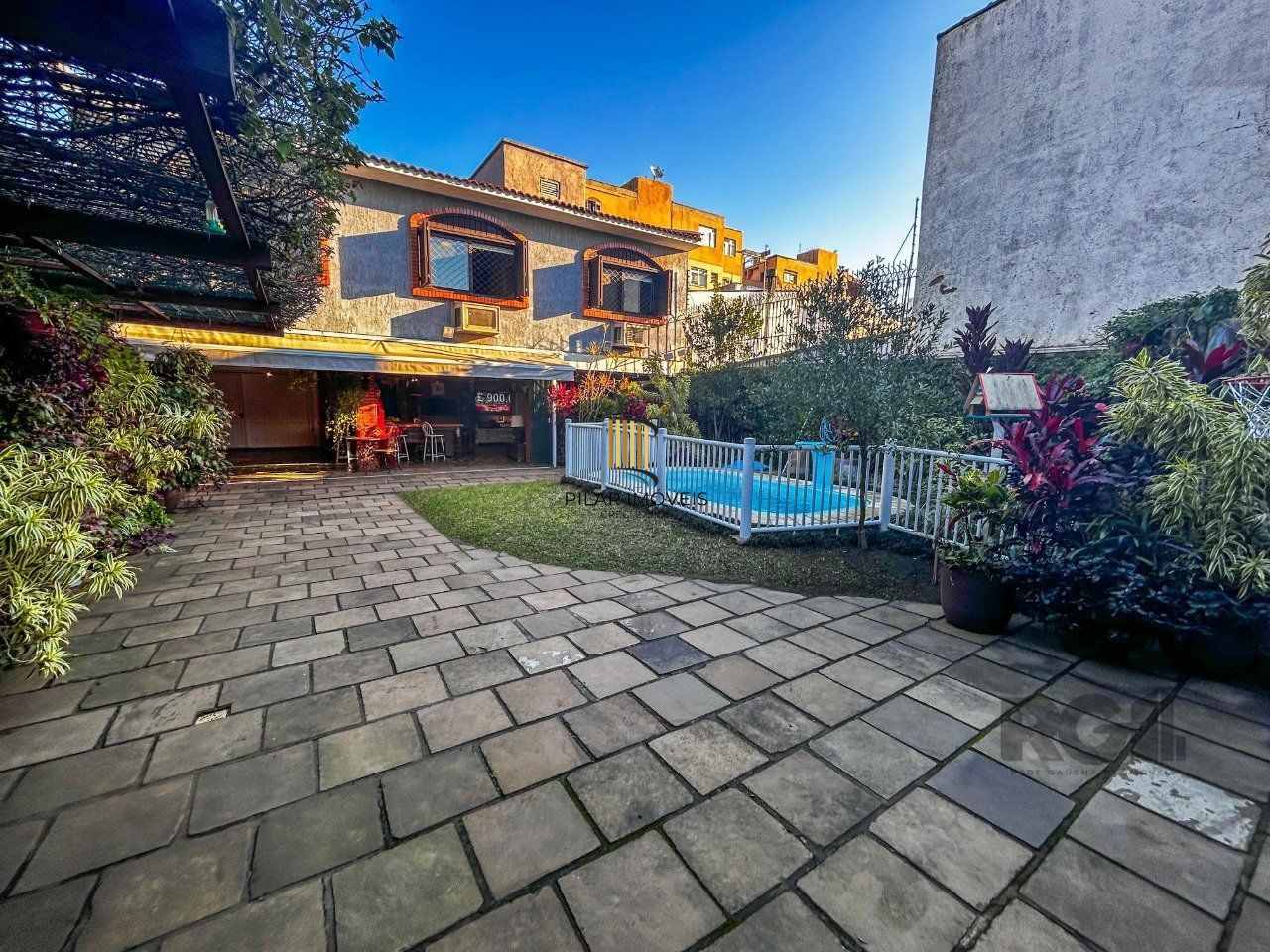 Casa 3 dormitórios, suíte, lareira, churrasqueira,, pátio, vaga garagem com 309 m² privativos.