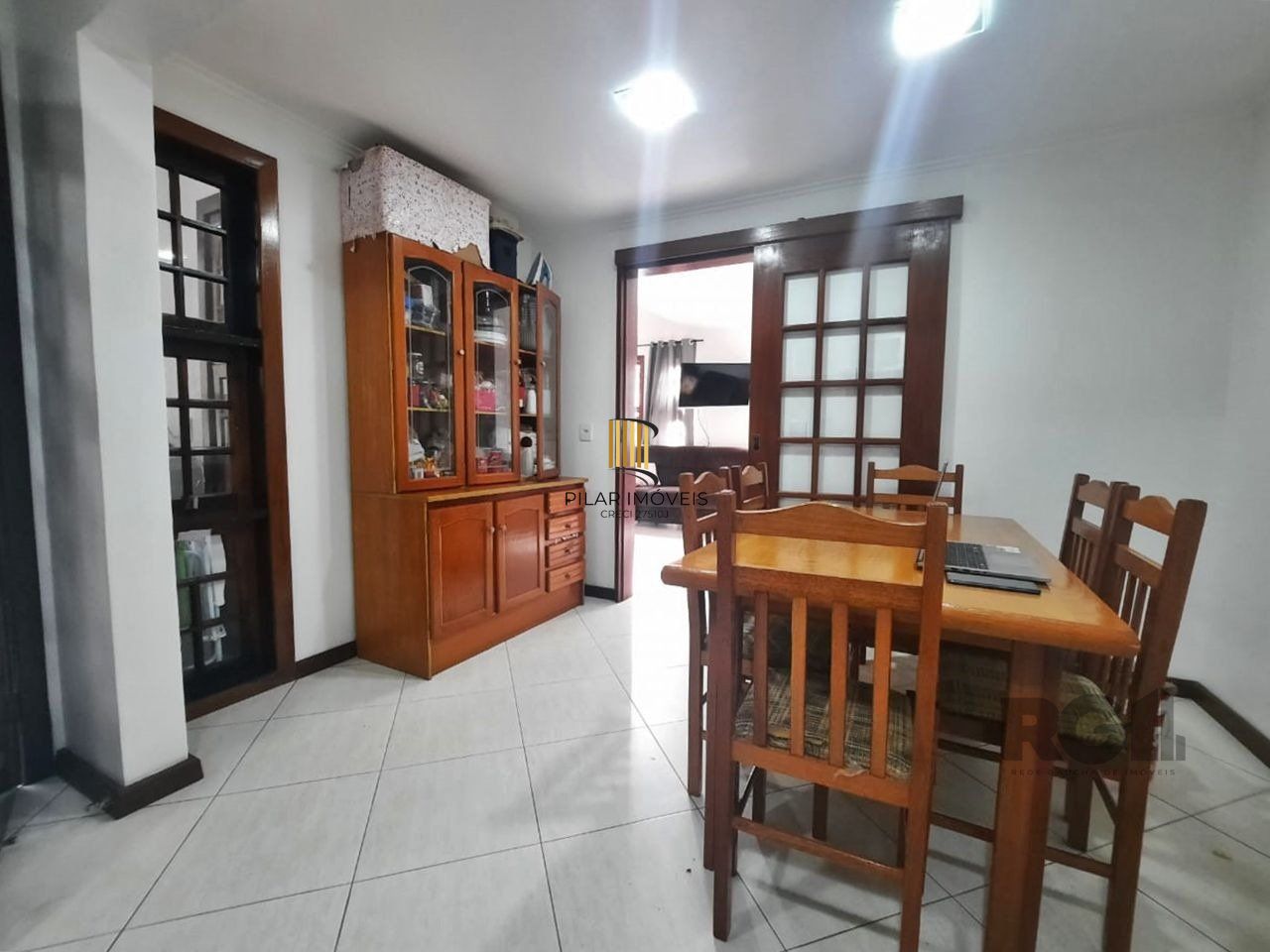 casa em condomínio com 3 dormitórios, sendo 1 suíte e vaga para dois carros no bairro Tristeza