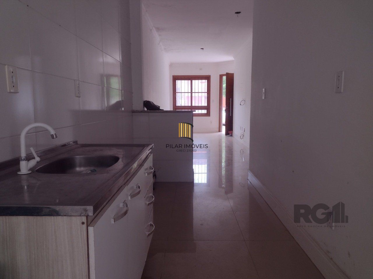 CASA TÉRREA - 2 DORMITÓRIOS, ÁREA COBERTA COM CHURRASQUEIRA , TERRAÇO - 02 VAGAS