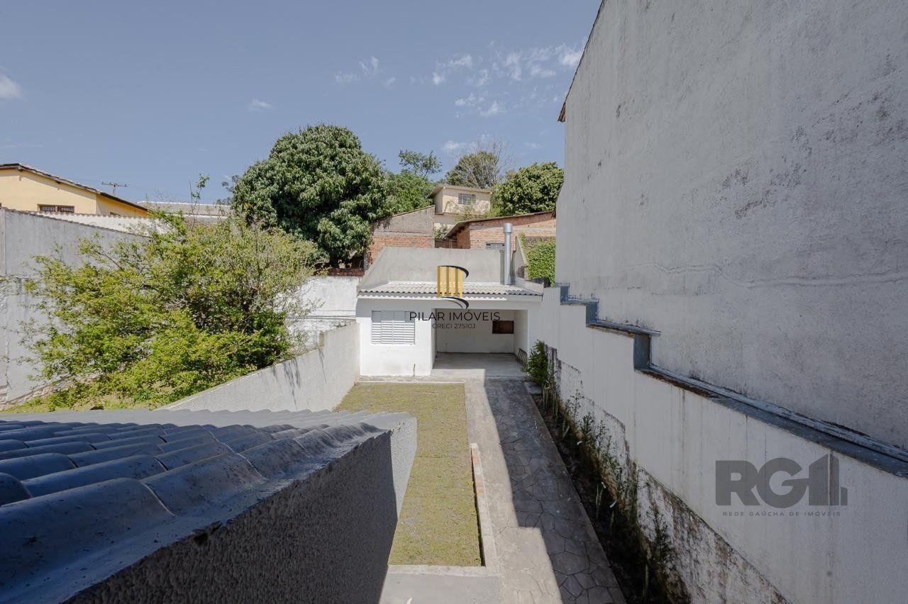 Casa de 3 dormitórios, suíte no bairro Teresópolis com 4 vagas de garagem