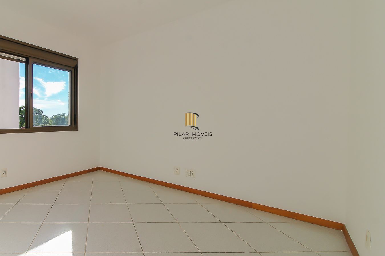 Apartamento à venda na Aparício Borges – 2 dormitórios, iluminado e com ótimo custo-benefício!  Excelente oportunidade para quem busca praticidade e conforto! Apartamento com 2 dormitórios, bem iluminado, arejado e com ótimo aproveitamento de espaço. Localizado em andar alto (prédio sem elevador), ideal para quem valoriza privacidade e tranquilidade