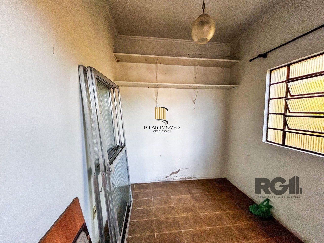 Casa com 2 salas comerciais, 3 quartos, vaga de garagem churrasqueira, suíte, no bairro Cavalhada, Porto Alegre/RS