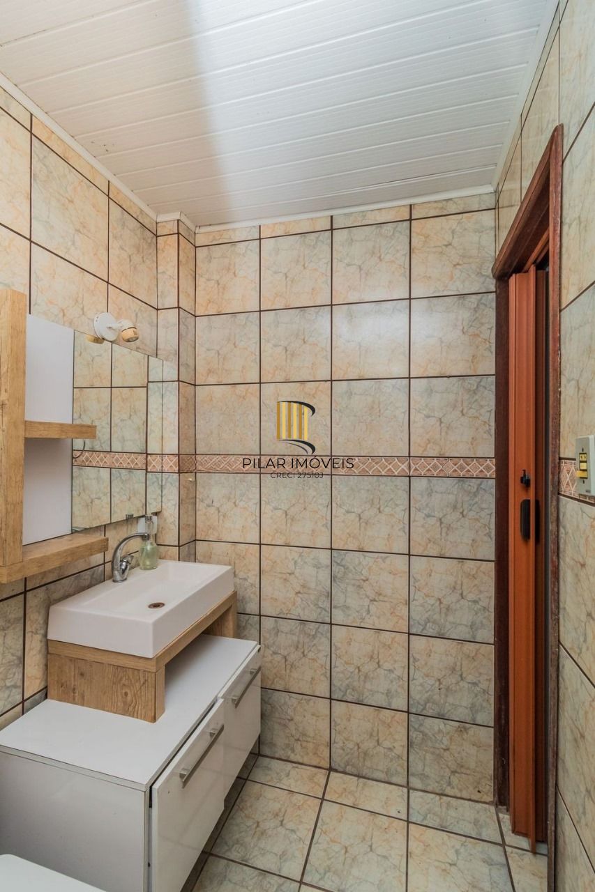 CASA 03 dormitórios, 2 suítes,  216m² privativos  com piscina no BAIRRO MEDIANEIRA