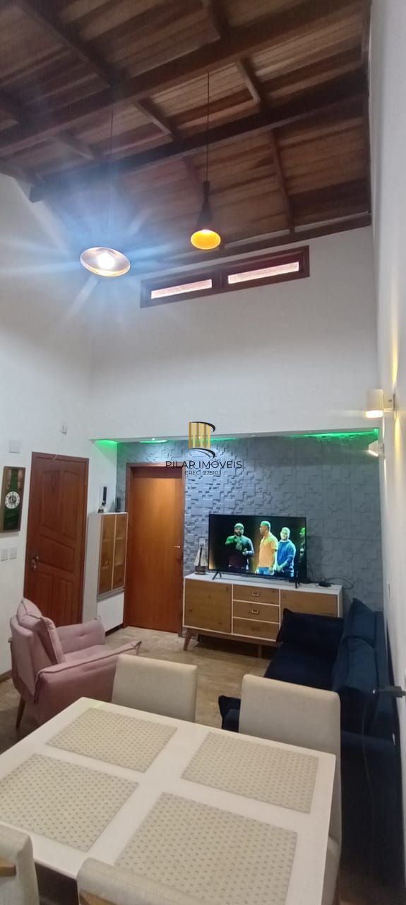 Casa com 02 quartos e 01 vaga no Bairro Cavalhada