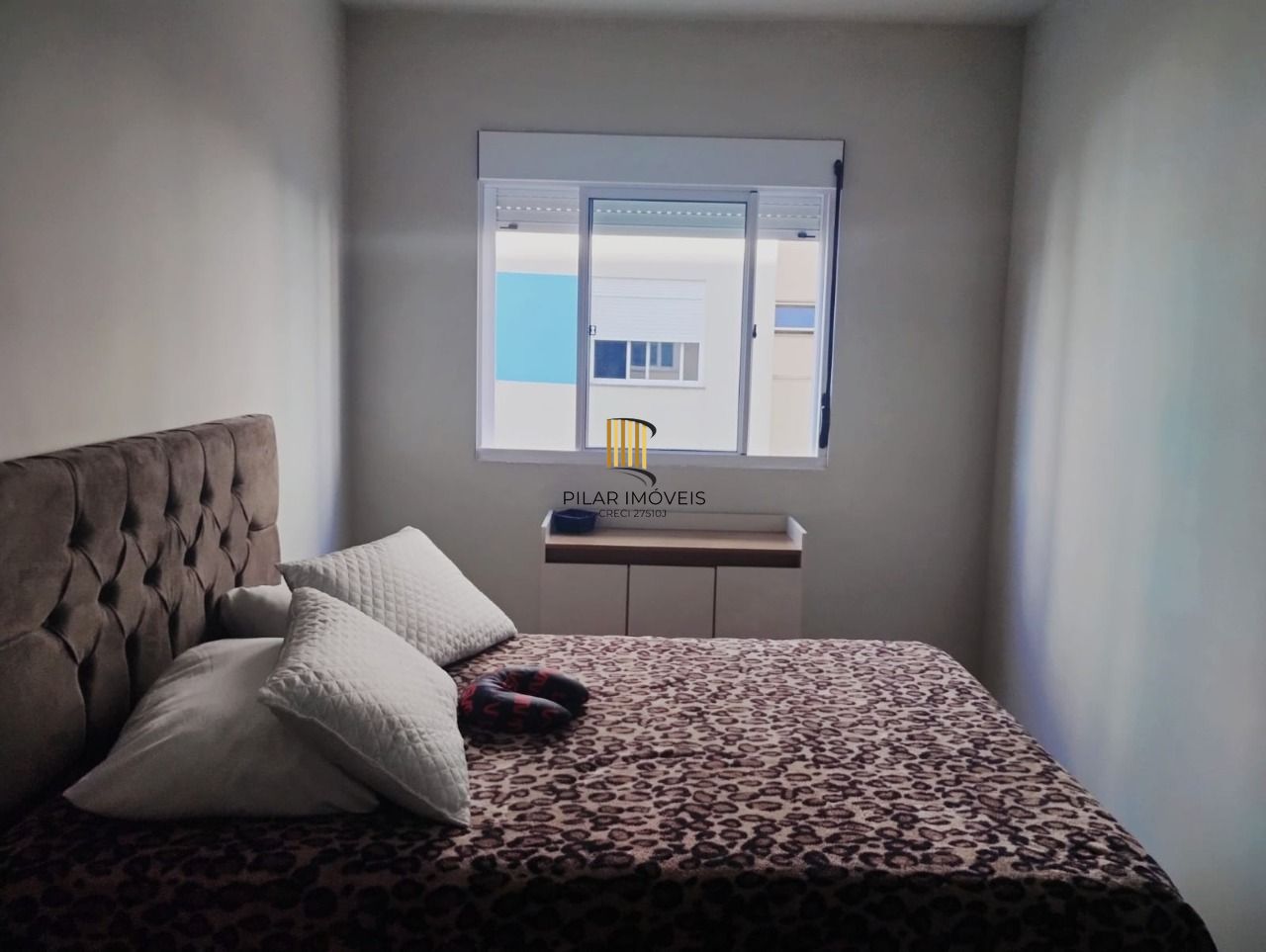 Apartamento de 2 dormitórios com vaga e portaria 24 horas !