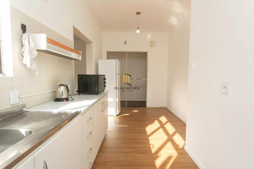 Amplo apartamento no Bairro Petrópolis com 2 vagas de garagem
