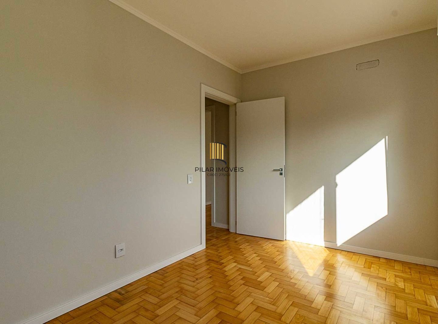 Apartamento a venda no bairro Auxliadora dois dormitórios, totalmente reformado.